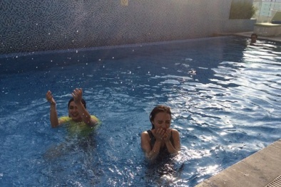 Bảo vệ yêu cầu Nhật Thủy lên bờ vì tắm không mặc bikini